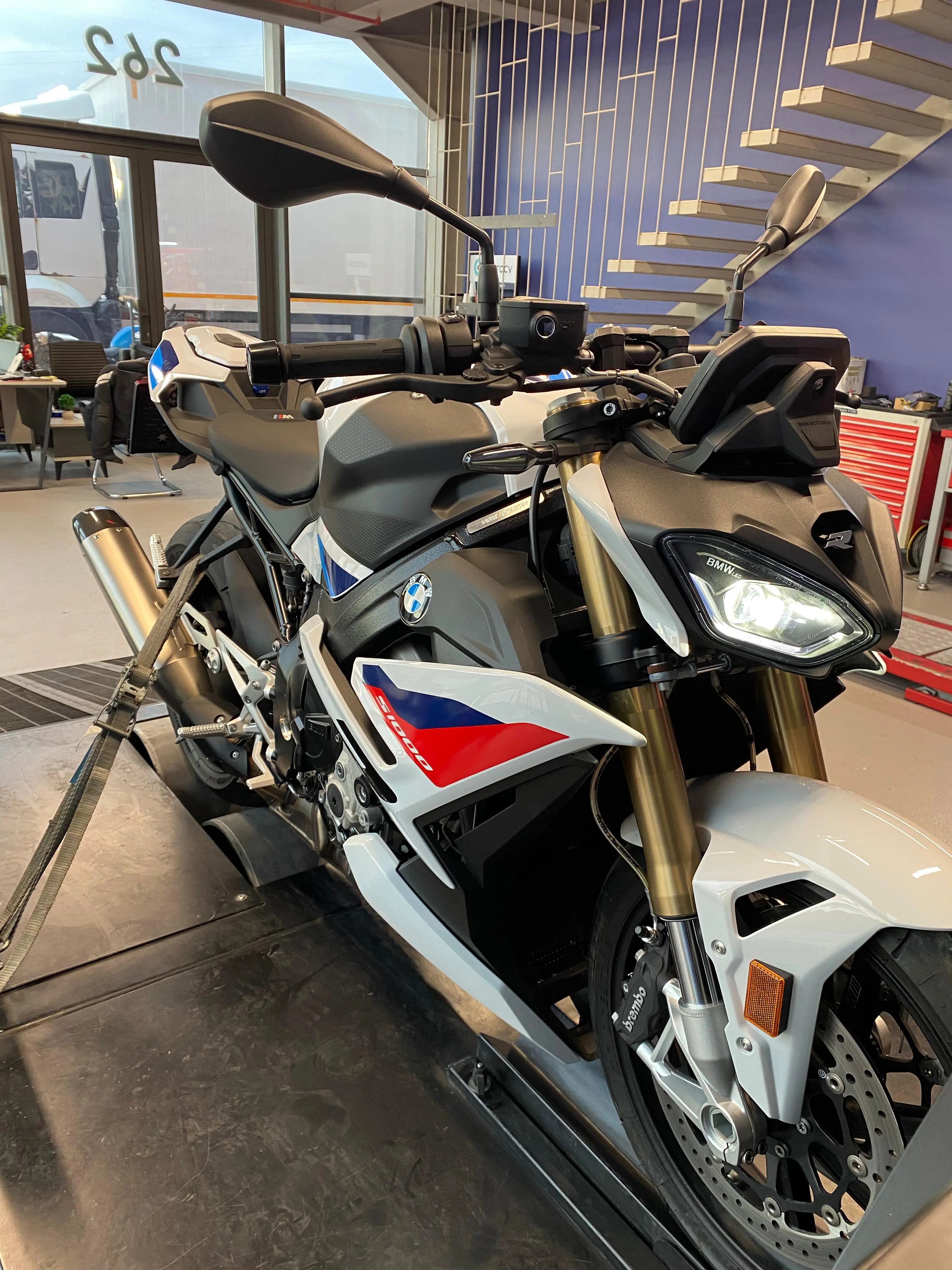 MotoCV merkezinde beyaz adventure motosiklet