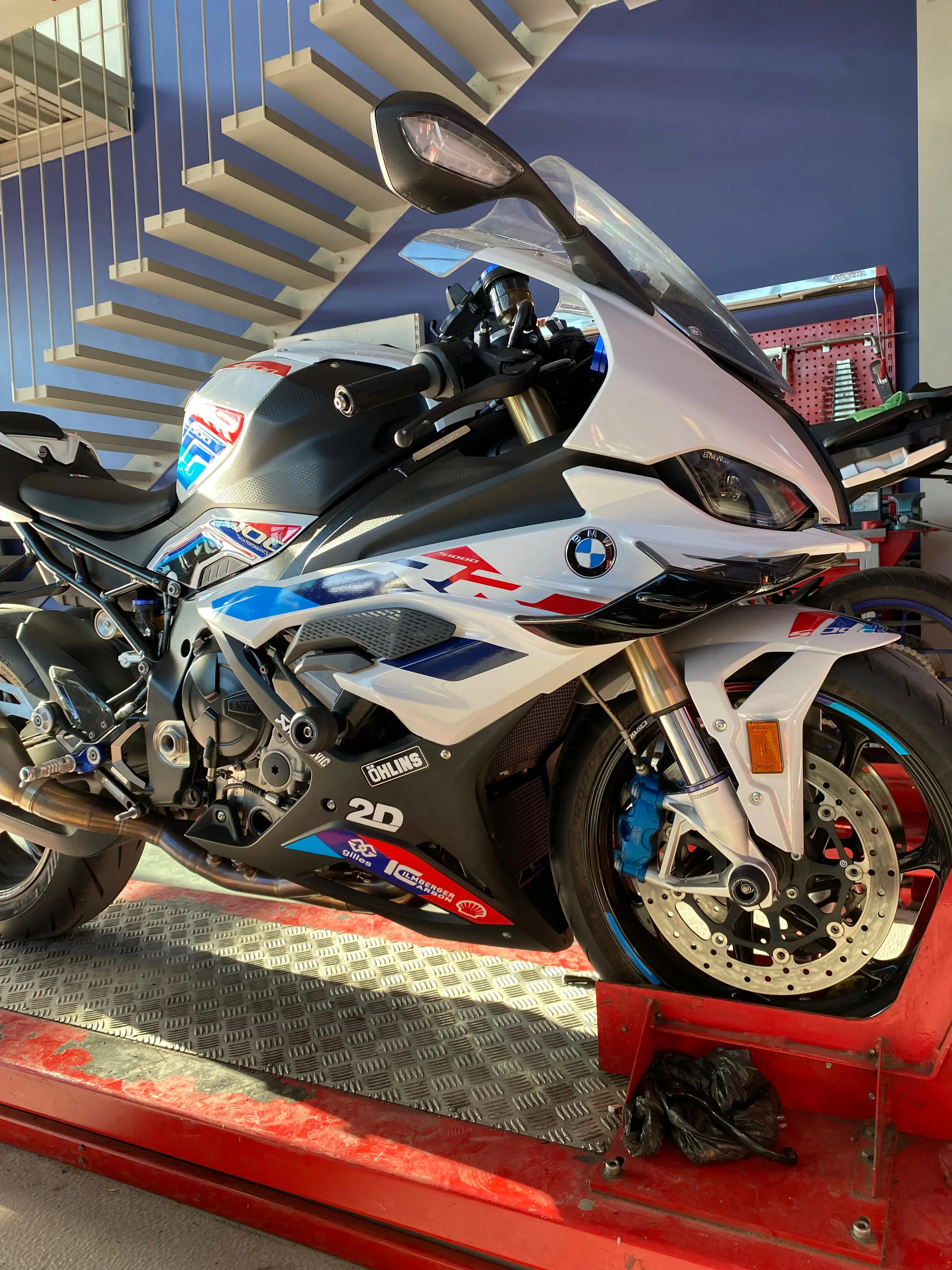 Beyaz BMW sport motosiklet