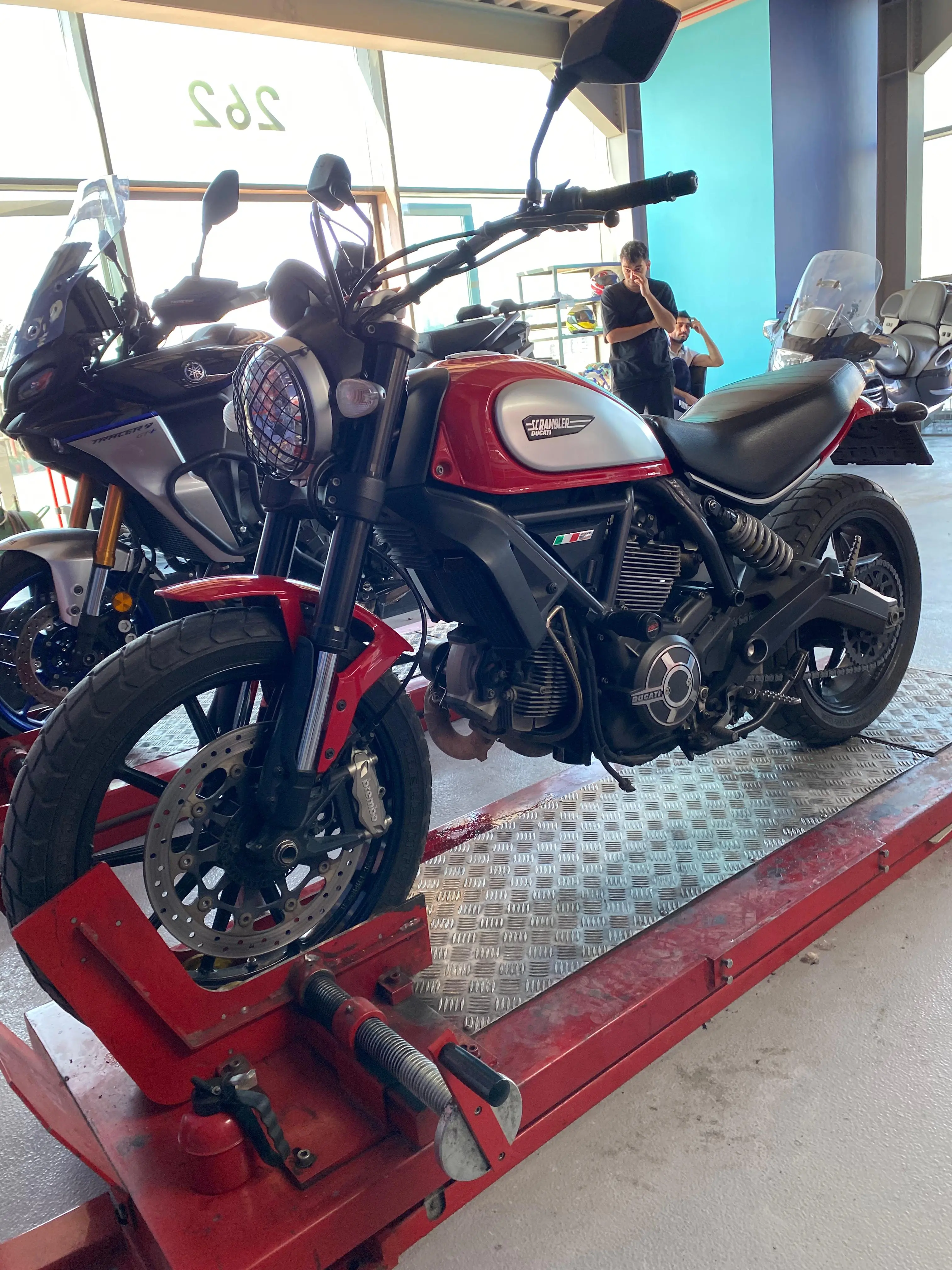 Dinamometre uzerindeki kirmizi naked motosiklet