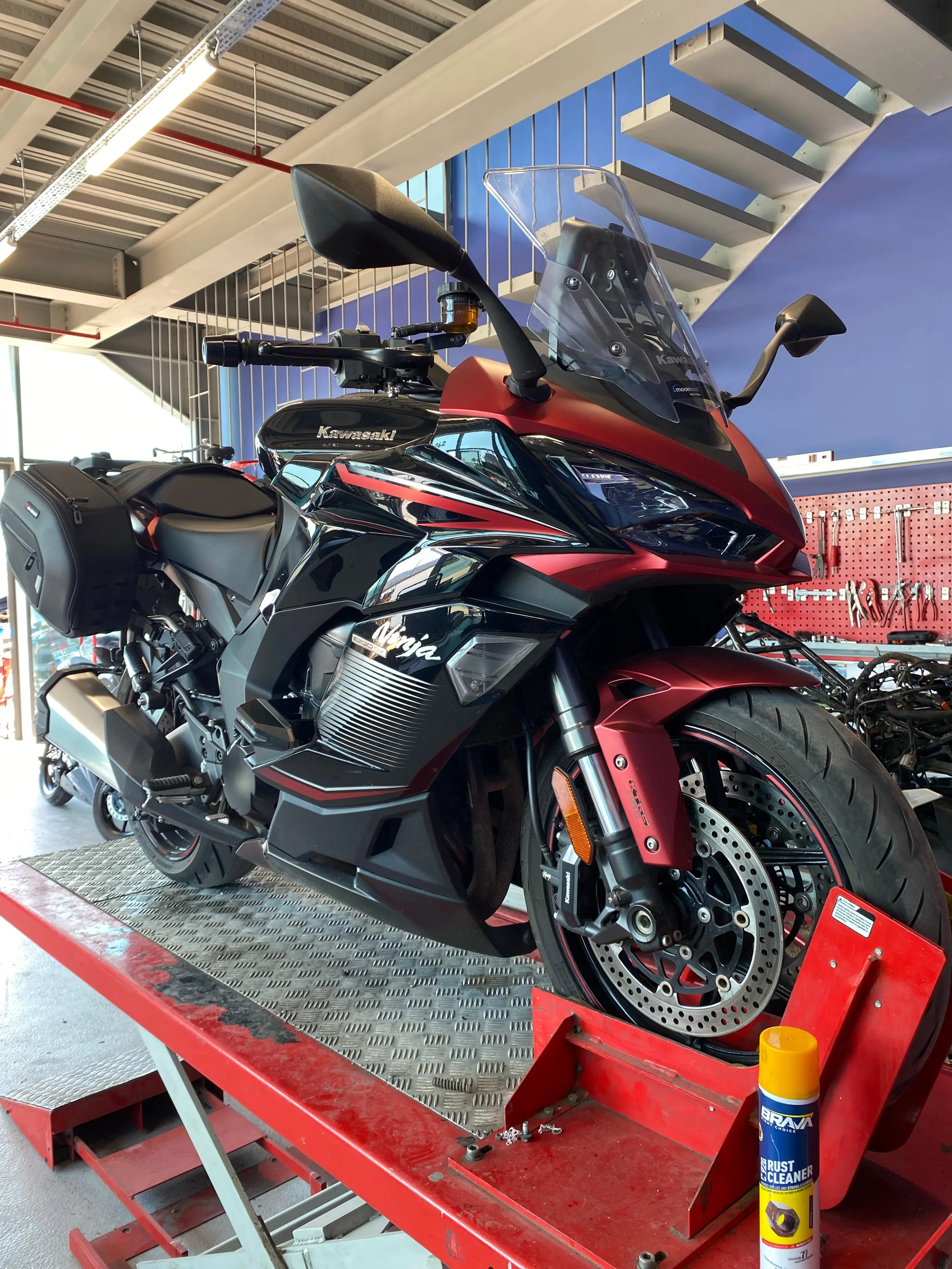 Ekspertiz standindaki kirmizi touring motosiklet