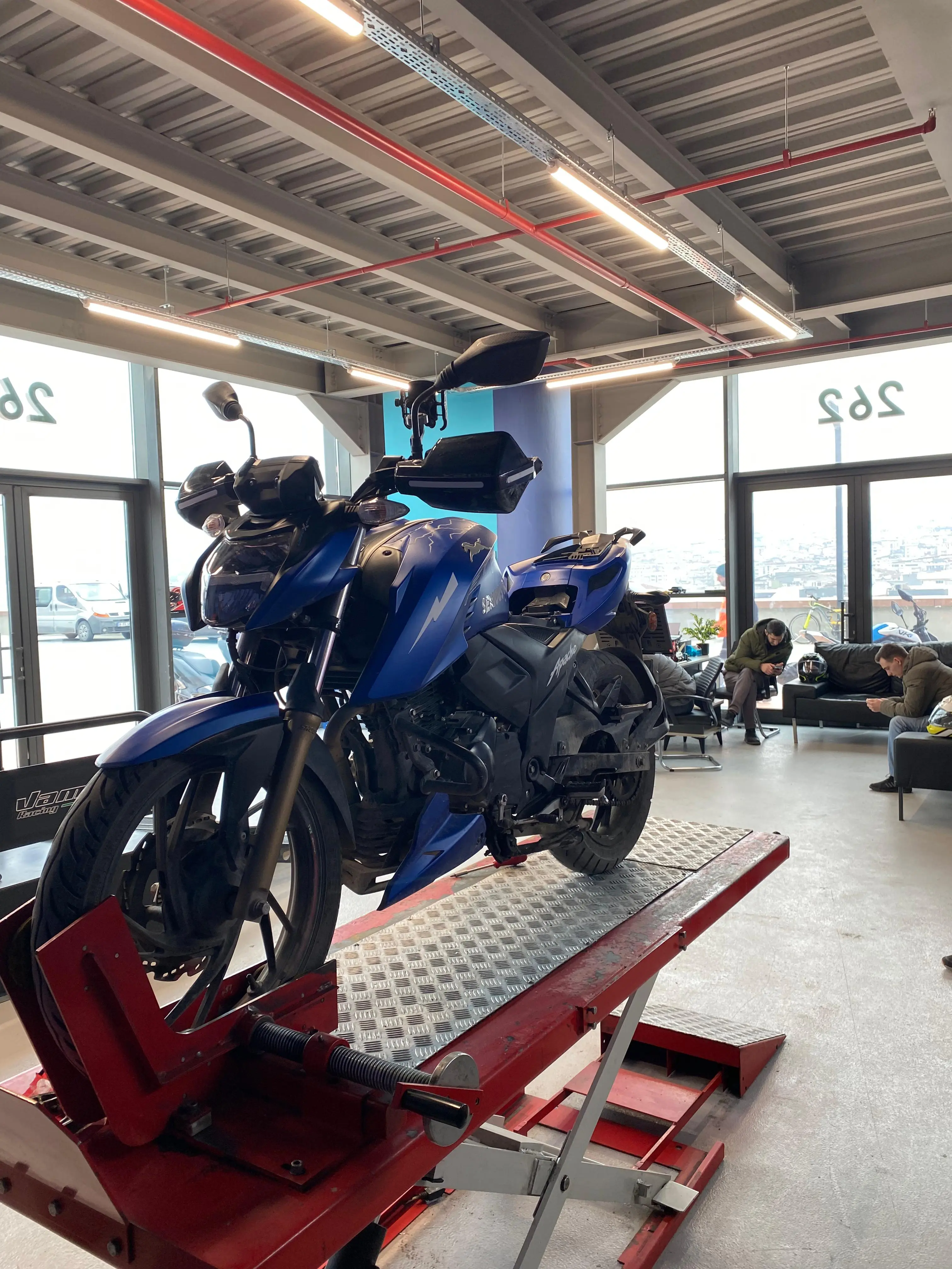 Dinamometre uzerindeki mavi motosiklet