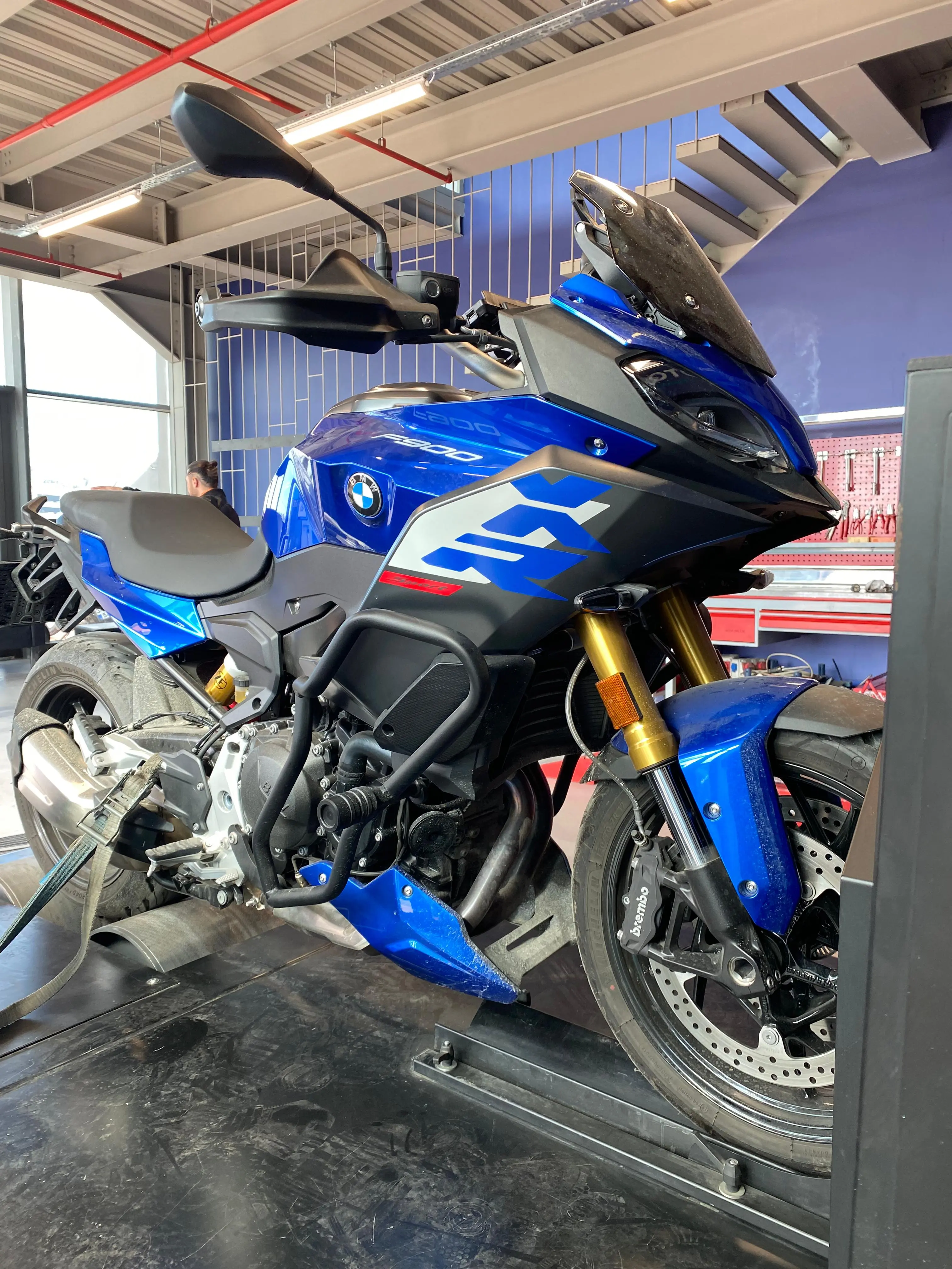 Ekspertiz alani icindeki mavi sport motosiklet