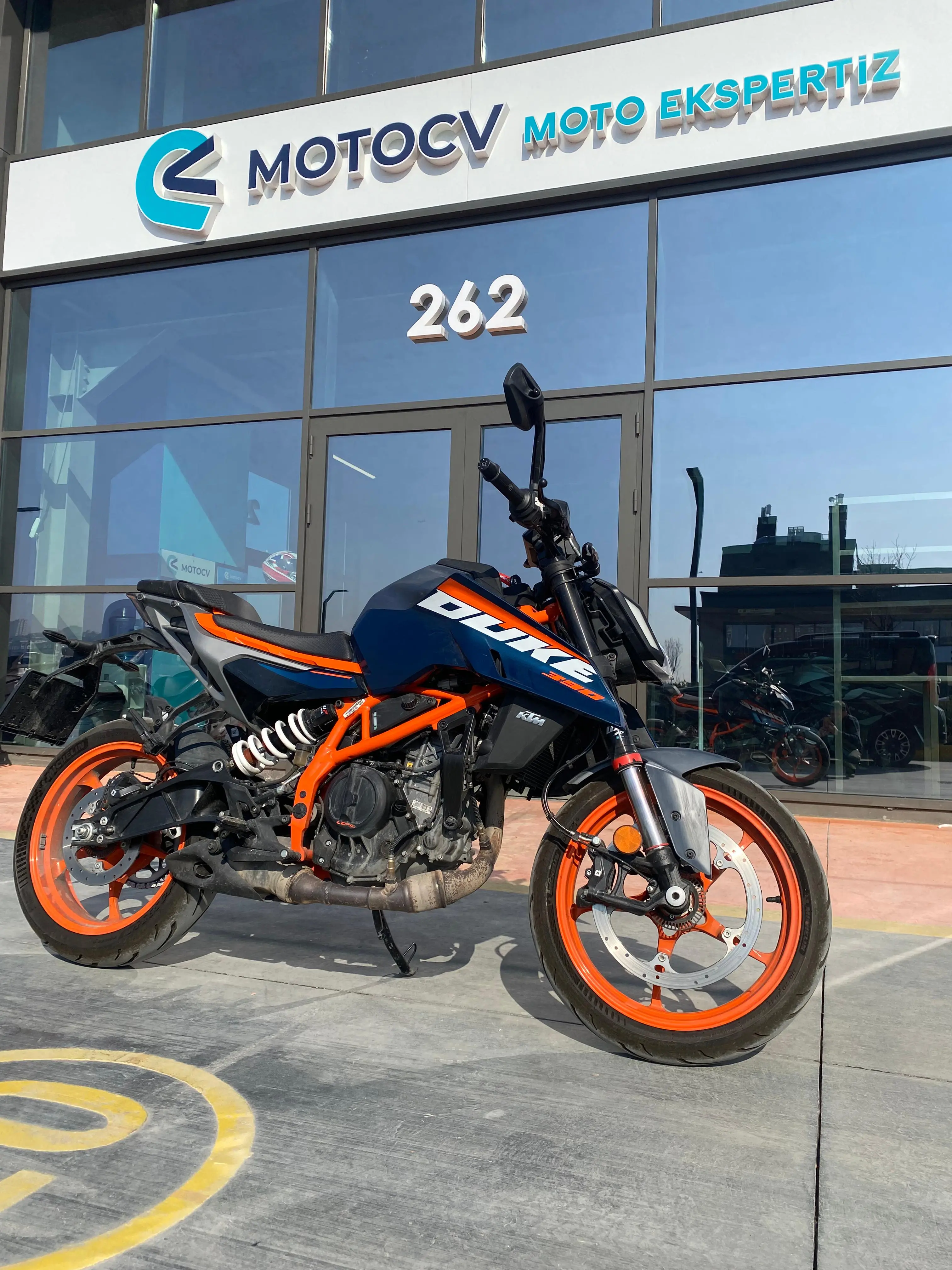 MotoCV onunde turuncu motosiklet