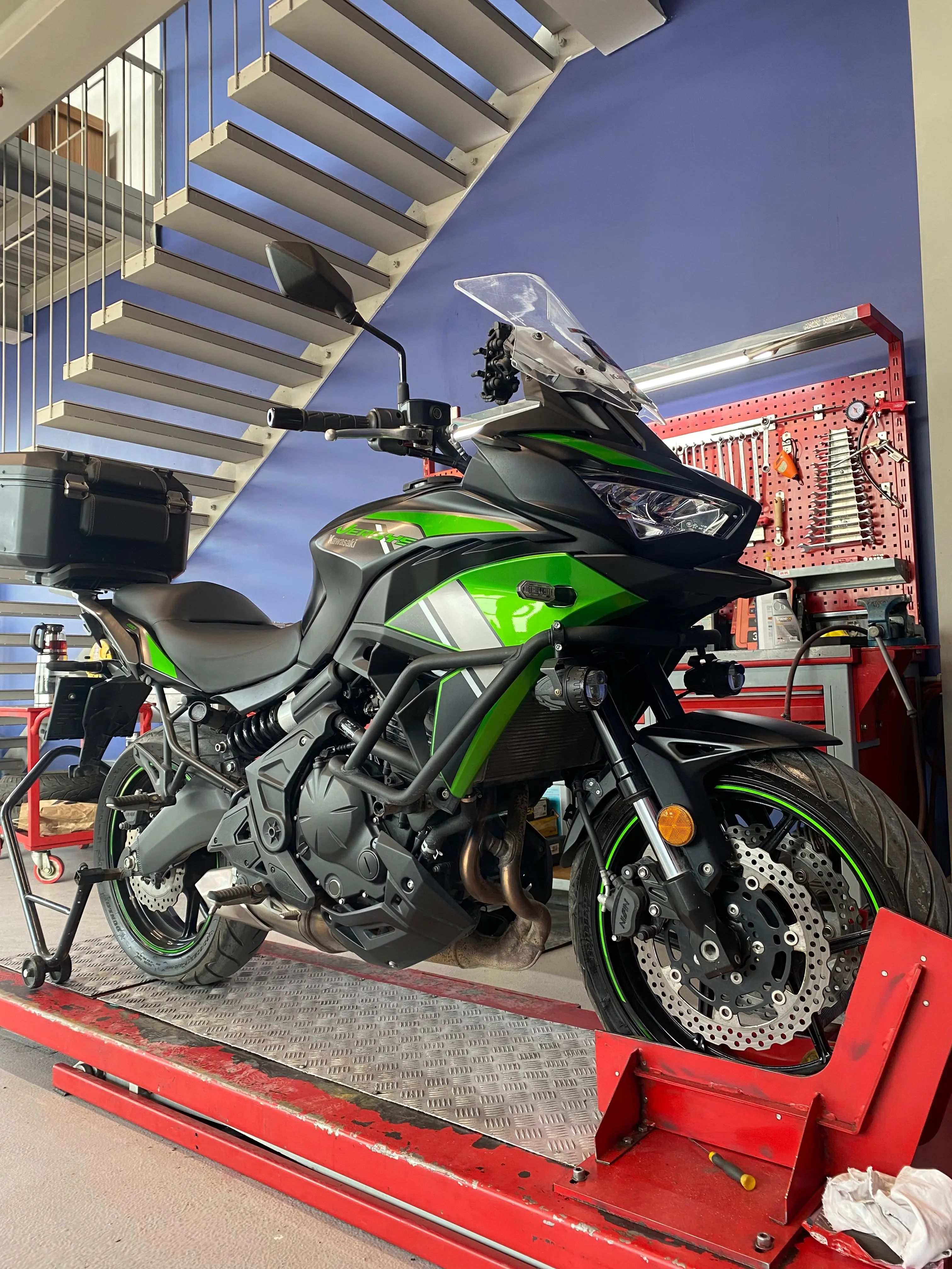 Ekspertiz alanindaki yesil sport motosiklet